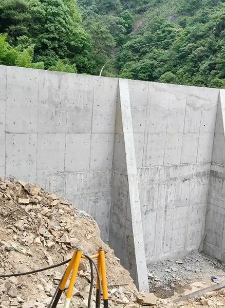莱芜莱城区重力式挡土墙