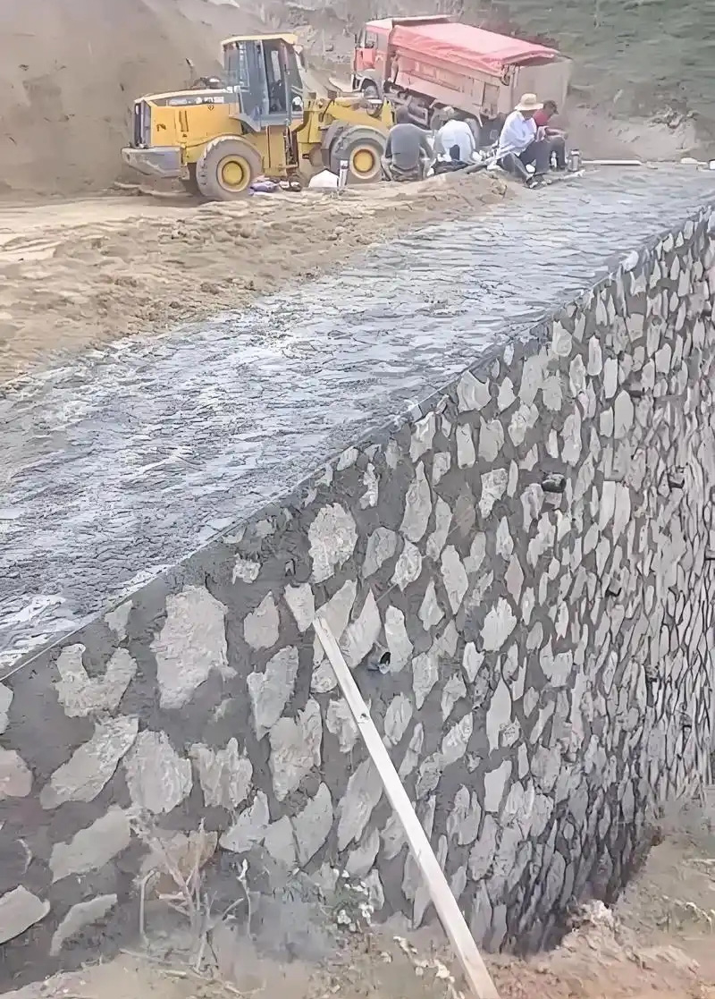 莱芜莱城区边坡加固
